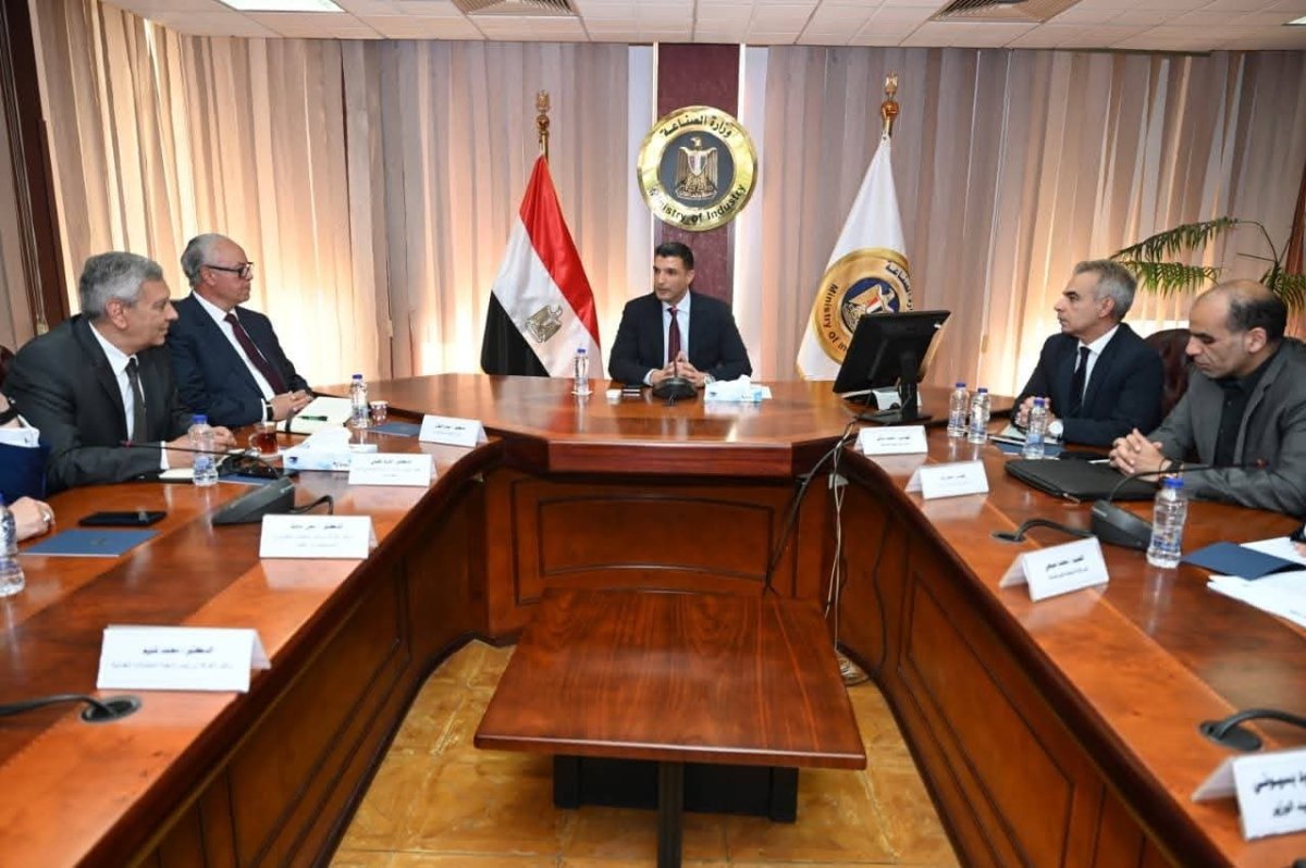 &nbsp;وزير الصناعة يبحث مع غرفة صناعة الأدوية ومستحضرات التجميل والمستلزمات الطبية تحديات واحتياجات الغرفة للنهوض بالقطاع وصادراته خلال المرحلة المقبلة
