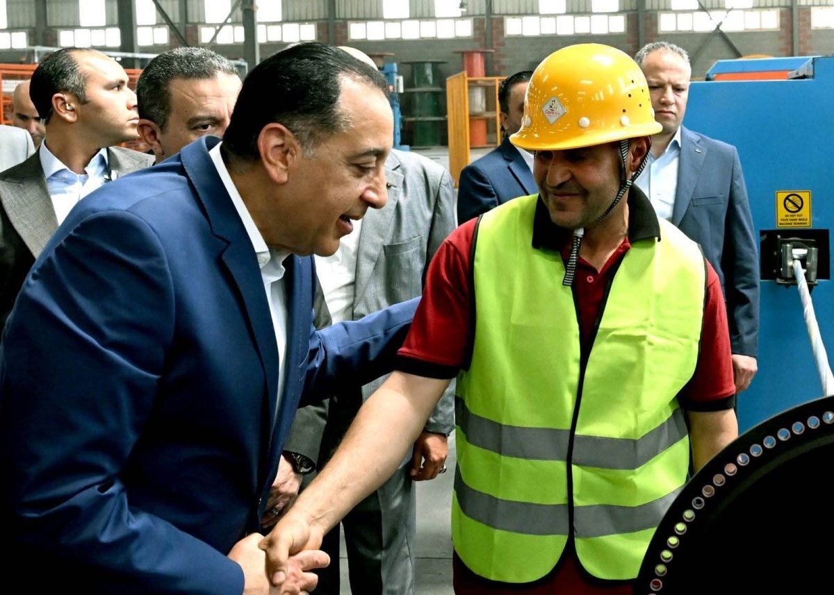 رئيس الوزراء يتفقد مصنع شركة "الوادي للكابلات"