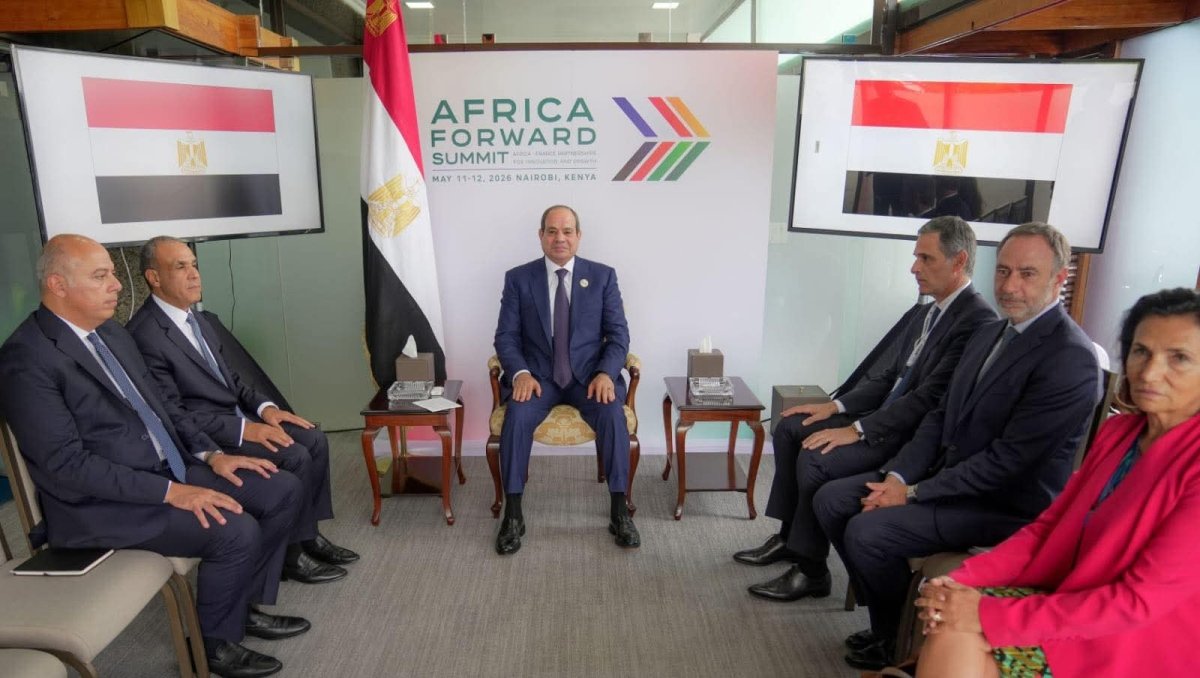 الرئيس السيسي يلتقي رئيس مجلس إدارة شركة &laquo;CMA &ndash; CGM&raquo; الفرنسية على هامش قمة &laquo;أفريقيا - فرنسا&raquo; بنيروبي
