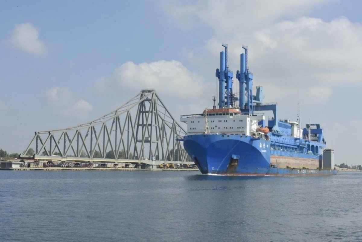 الكراكة "حسين طنطاوي" تصل قناة السويس محمولة على سفينة الغطس "Tai An Kou" تمهيداً لاحتفالية مراسم رفع العلم عليها