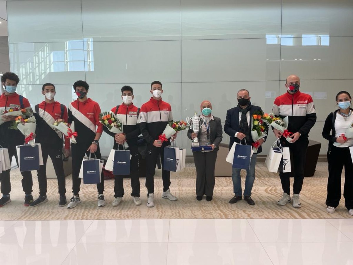 مصرللطيران تهنئ منتخب مصر للشباب بفوزه بذهبية كأس العالم للسلاح 