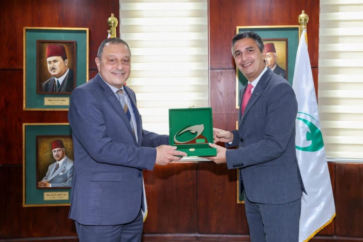 رئيس البريد المصري يستقبل رئيس مصر للطيران لبحث  سبل التعاون المشترك