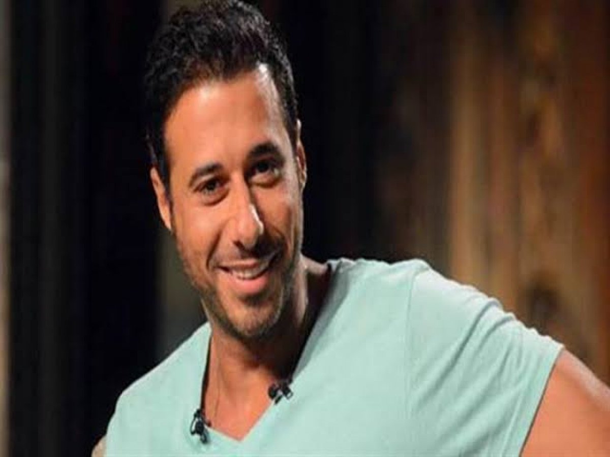 السعدنى عن الحظر: أصحابي  بيعاملونى على إنى مجنون