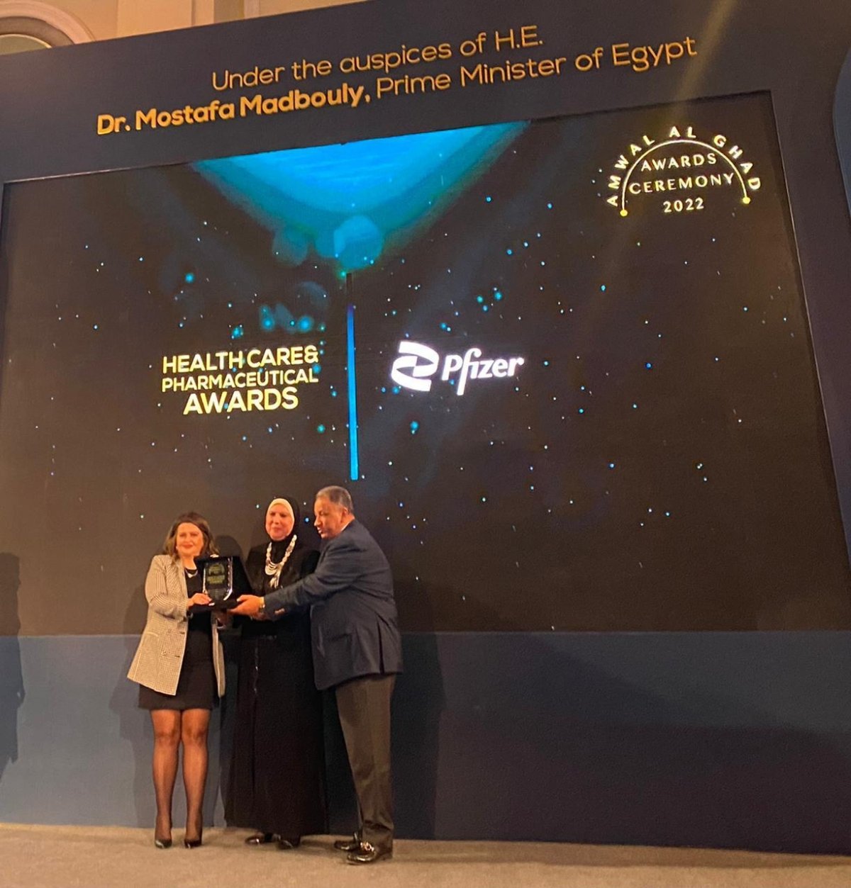 قمة مصر للأفضل 2022 تكرم فايزر مصر للصناعات الدوائية والحيوية كواحدة من أفضل 10 شركات في سوق الدواء المصري