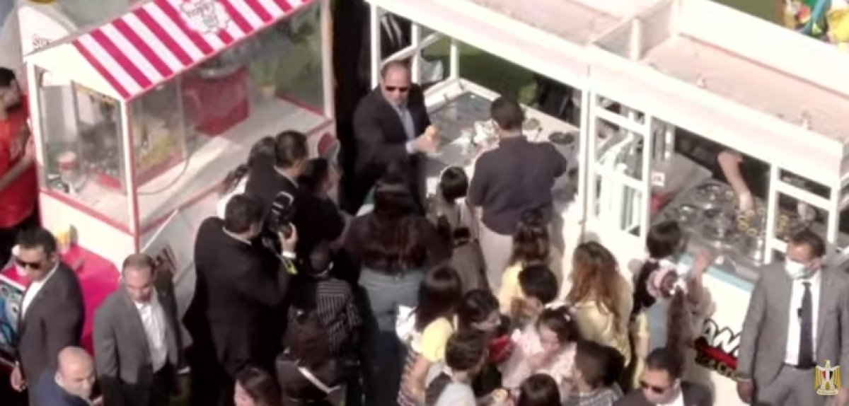 الرئيس السيسي يقدم الحلوى والمثلجات لأبناء الشهداء ويشاركهم الاحتفال بعيد الفطر المبارك