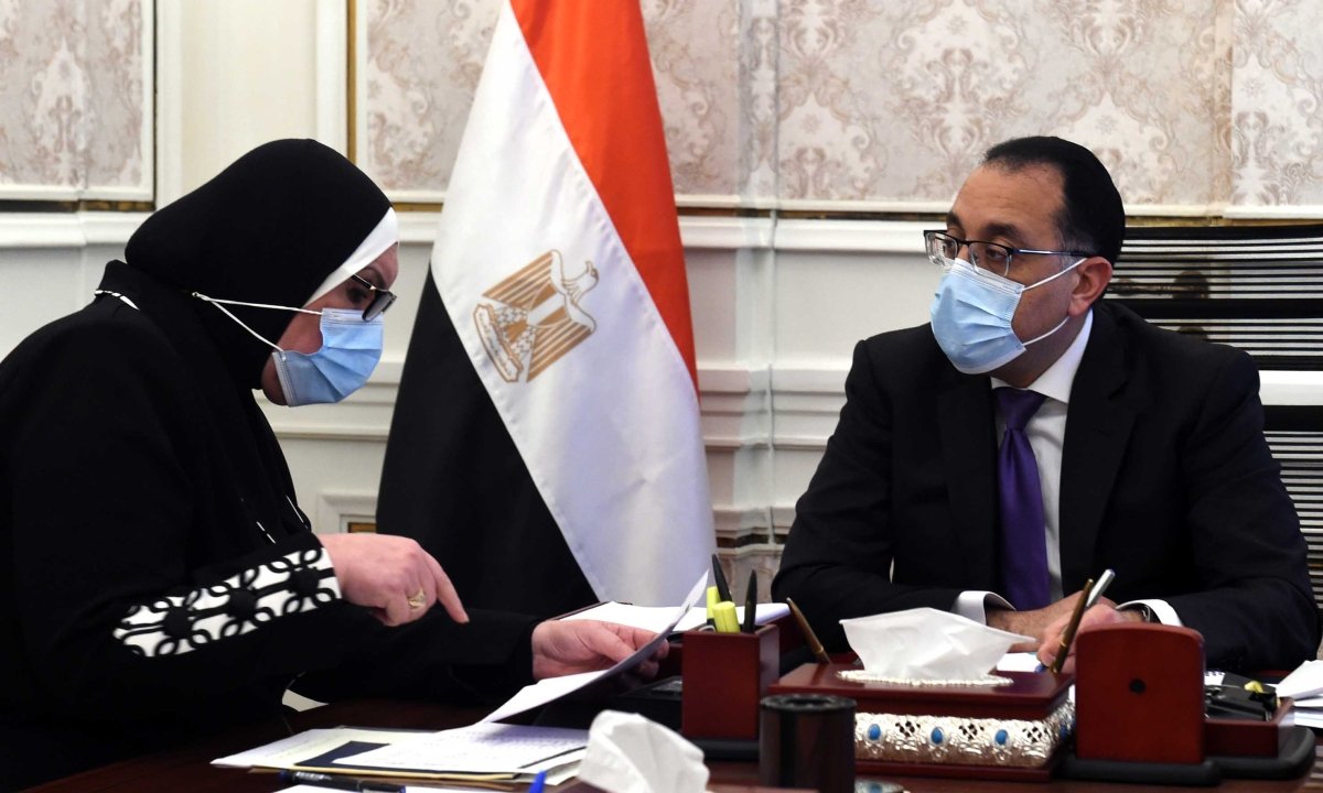 مدبولي يستعرض مع وزيرة التجارة فرص تعميق التصنيع المحلي