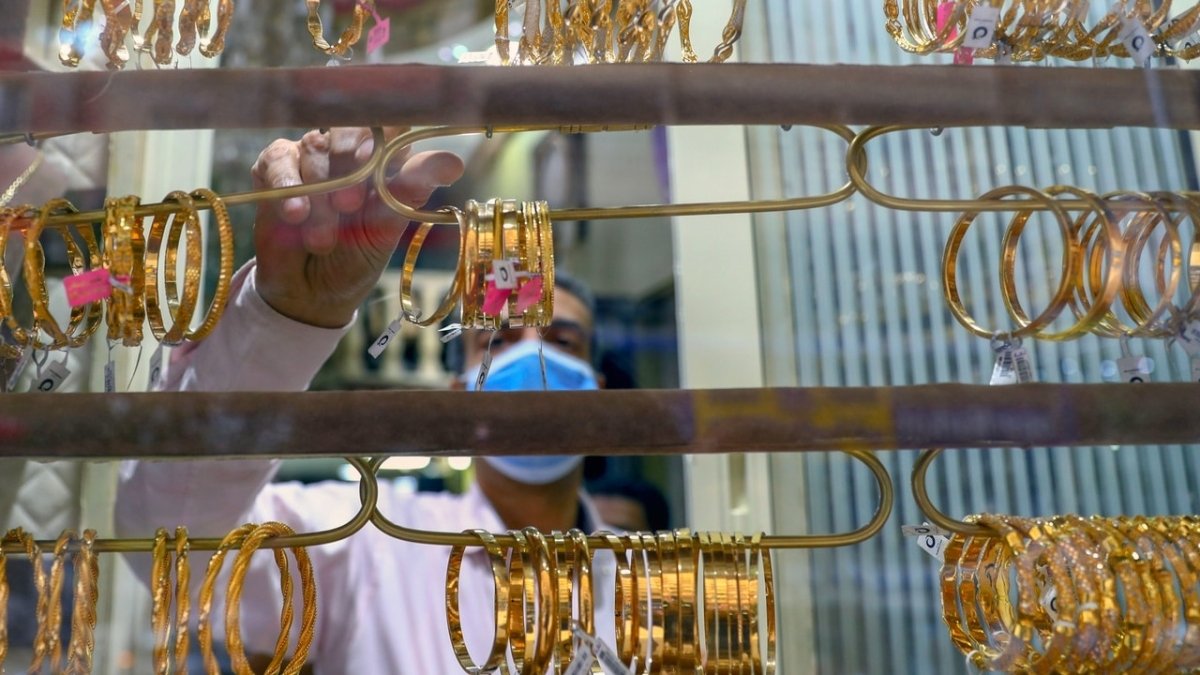 عاجل: تراجع أسعار الذهب بمقدار 15 جنيهًا.. عيار21 يسجل 1115