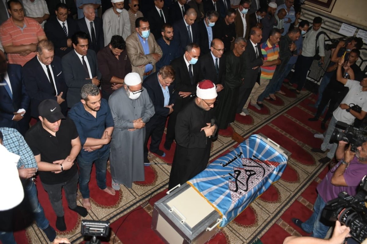 المئات يؤدون صلاة الجنازة على الكاتب الراحل صلاح منتصر بمسجد عمر مكرم