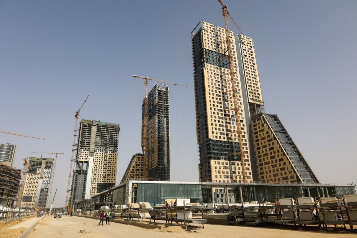 وزير الإسكان: انتهاء جميع الهياكل الرئيسية للأبراج بمنطقة الأعمال المركزية بالعاصمة الإدارية