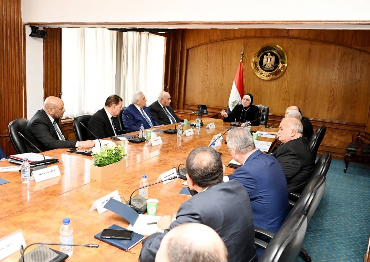 نيفين جامع تترأس الاجتماع الأول لمجلس الصناعات النسيجية بعد إعادة تشكيله