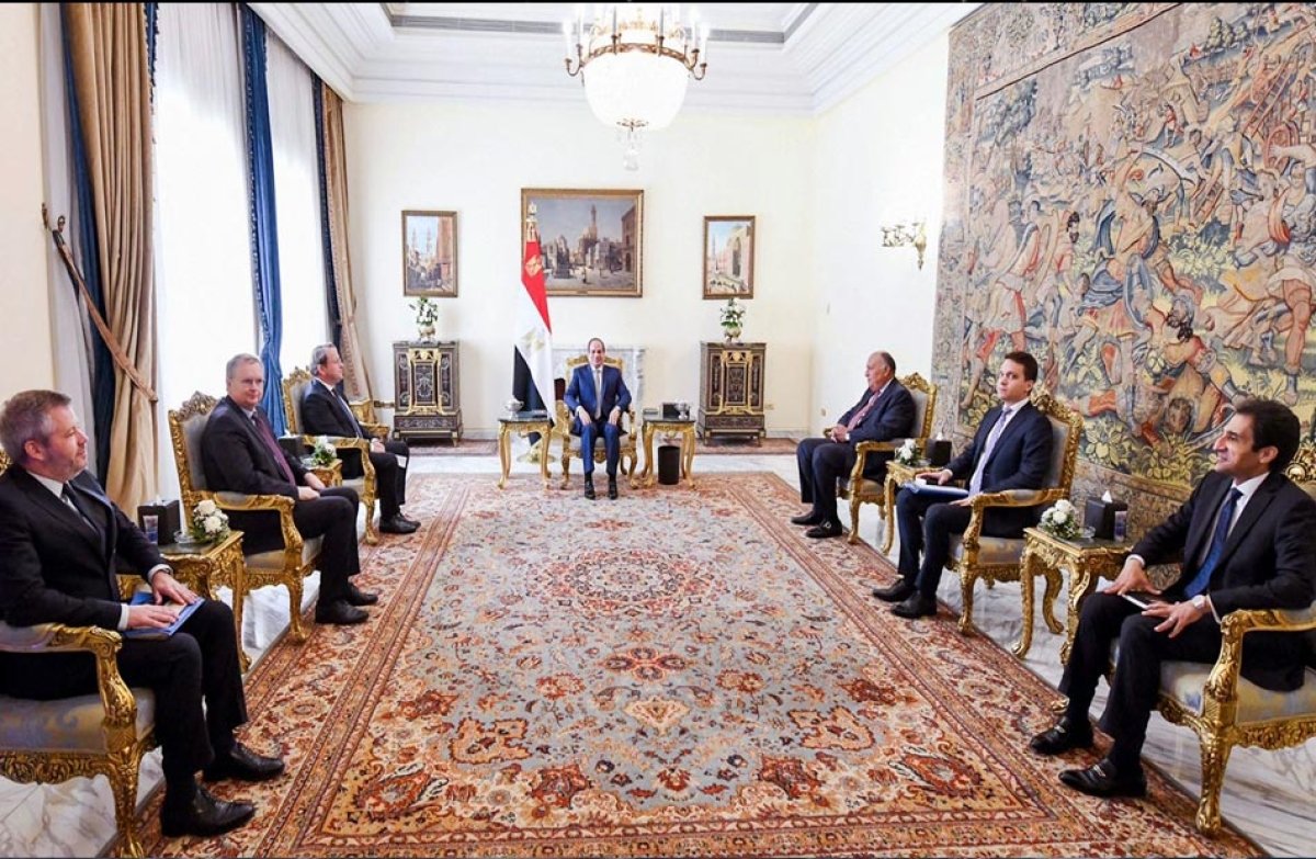 الرئيس السيسي يستقبل مفوض الاتحاد الأوروبي لسياسة الجوار والتوسع
