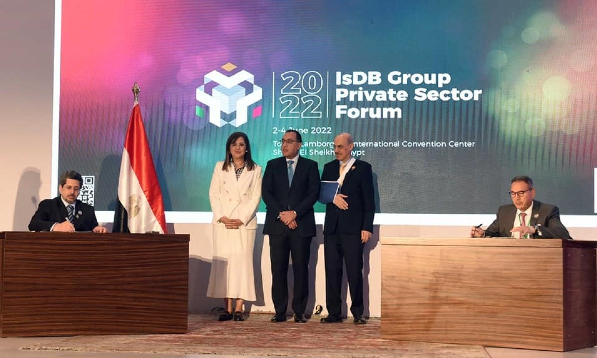 رئيس الوزراء يشهد التوقيع على عدد من الوثائق على هامش اجتماعات البنك الإسلامي