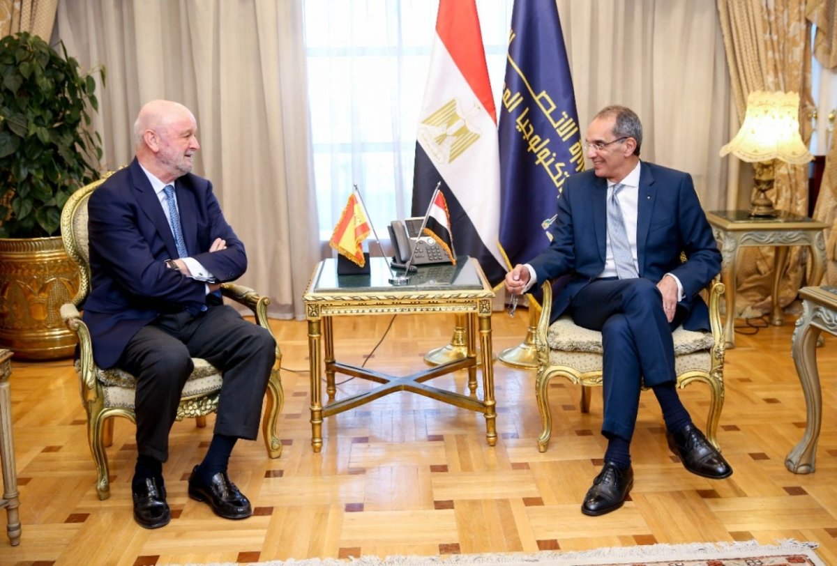 وزير الاتصالات يبحث مع سفير إسبانيا بالقاهرة سبل تعزيز التعاون بين البلدين