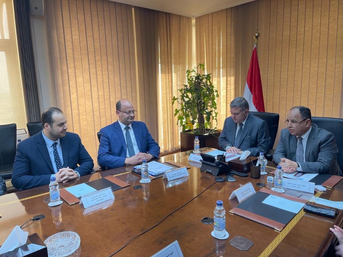 وزيرا المالية وقطاع الأعمال العام يوقعان بروتوكولاً لتسوية مديونيات «الضرائب»