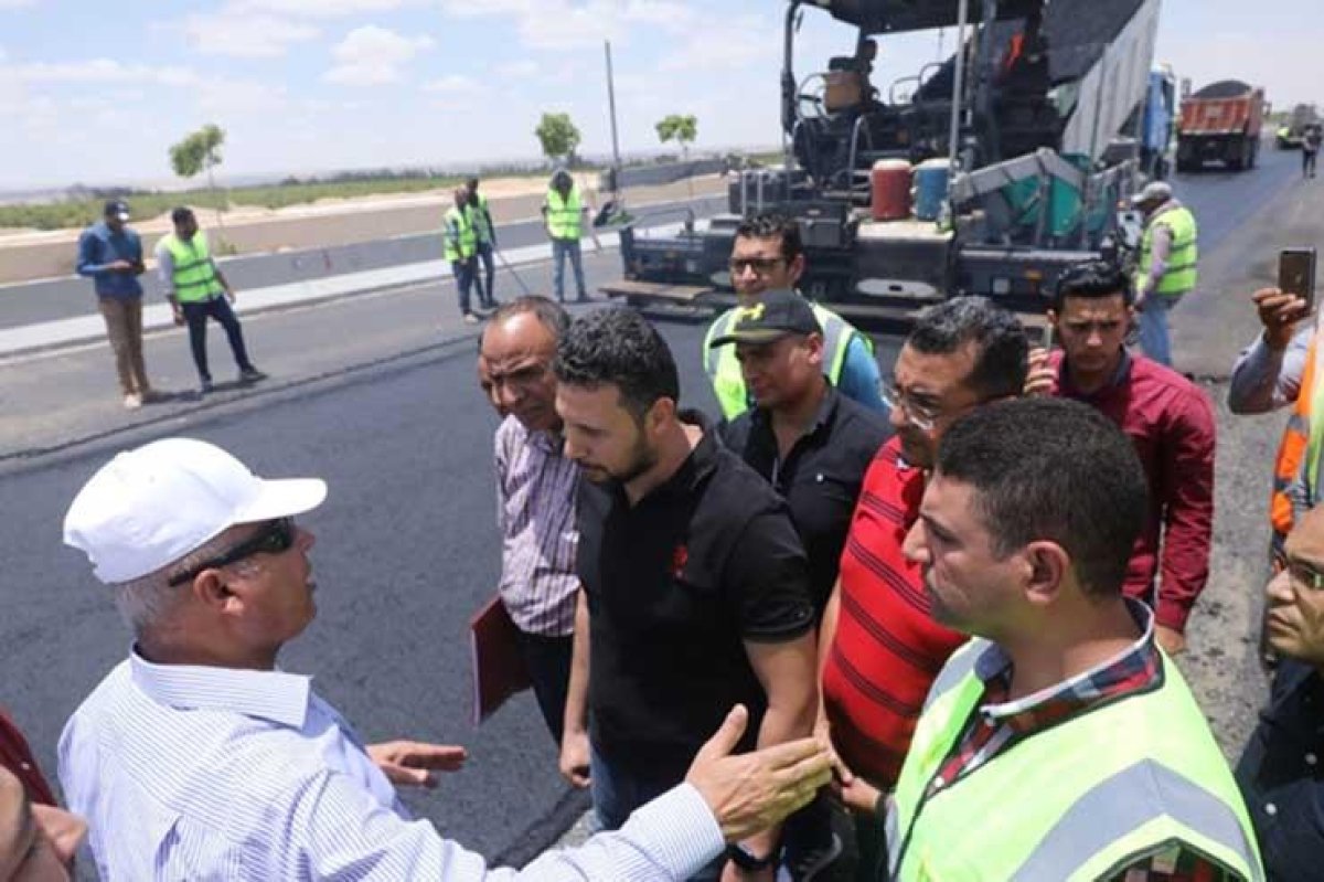 بالصور.. وزير النقل يتفقد طريق وادي النطرون- العلمين