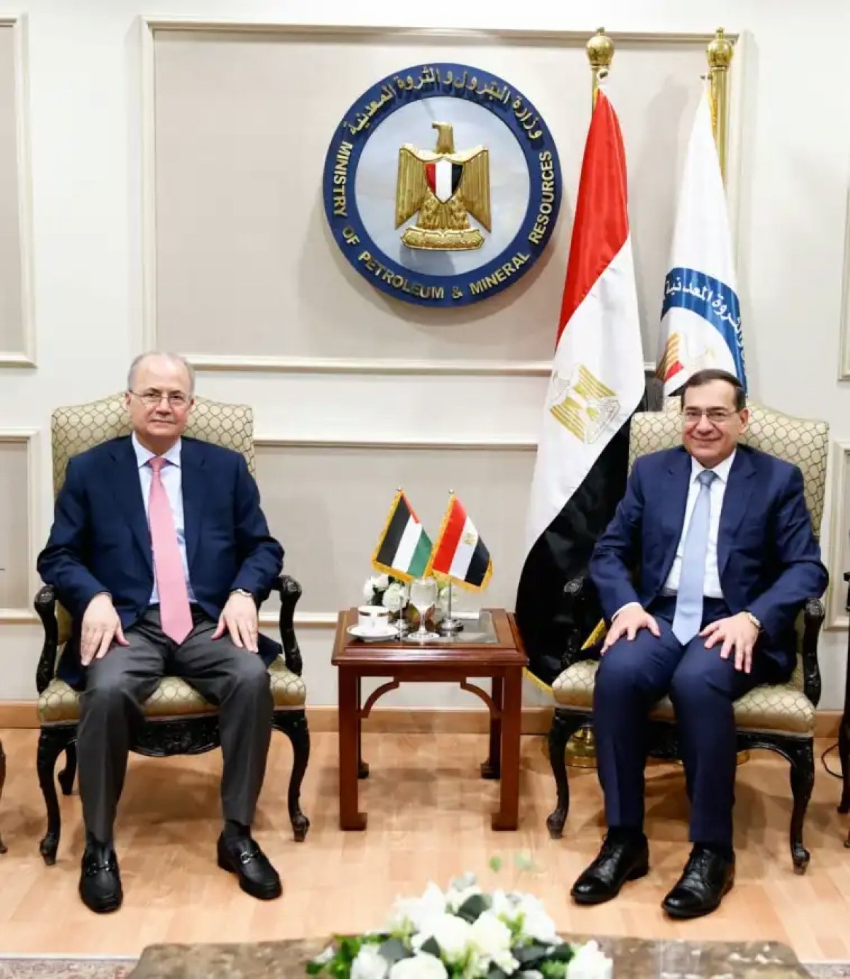 الملا ومستشار الرئيس الفلسطيني يبحثان التعاون المشترك فى مجال الغاز