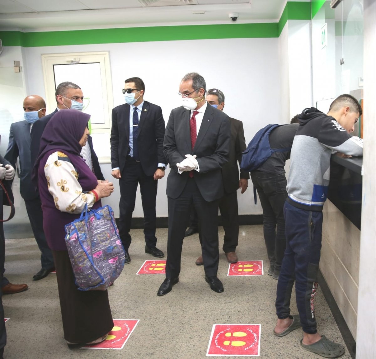 وزير الأتصالات  يتابع انتظام صرف المرحلة الثانية من منحة العمالة الغير المنتظمة بمنافذ البريد