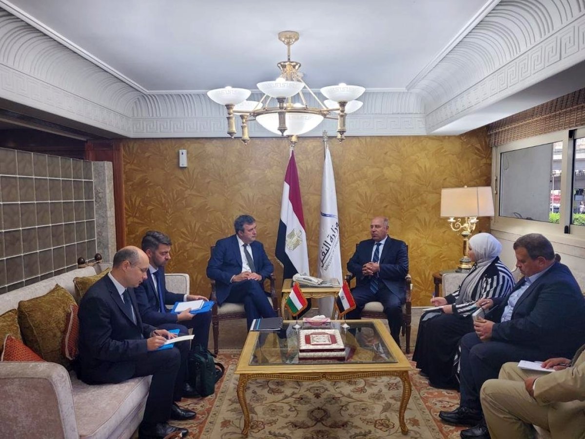 وزير النقل يبحث مع وزير التكنولوجيا المجرى توطين تصنيع الأوتوبيس البرمائي والكهربائى