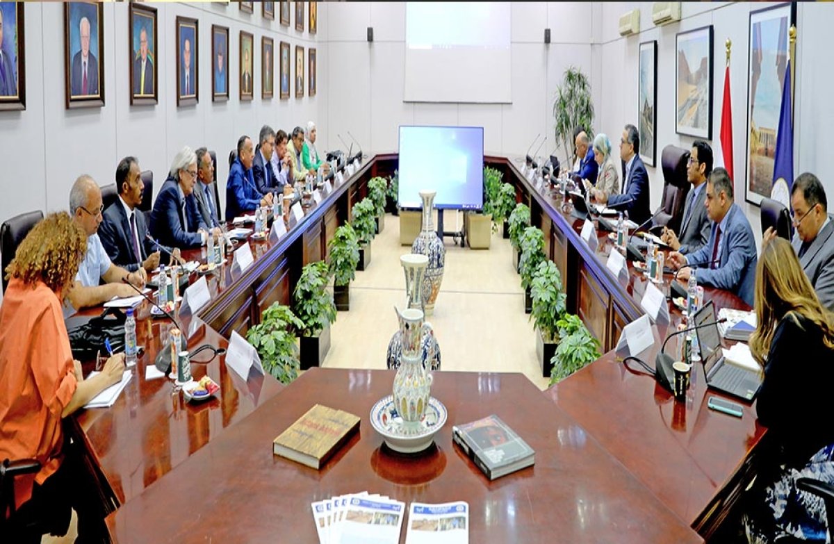 وزير السياحة يعقد اجتماعًا لمناقشة ملف تعزيز الوعي السياحي لدى الأطفال والكبار في مصر