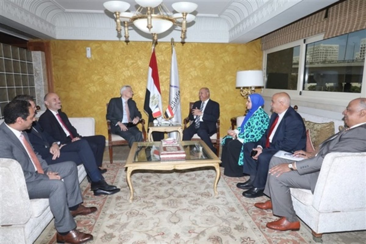 «وزير النقل» يبحث مستجدات تصنيع وتوريد 55 قطار فرنسي للخط الأول ‏للمترو