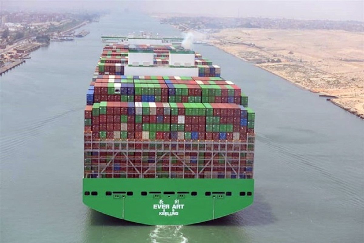 عاجل: قناة السويس تشهد عبور أكبر سفينة حاويات في العالم