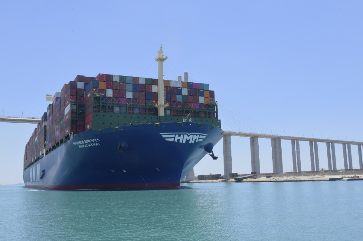 الفريق أسامة ربيع: قناة السويس تحقق أعلى إيراد سنوي في تاريخها بـ 7 مليارات دولار