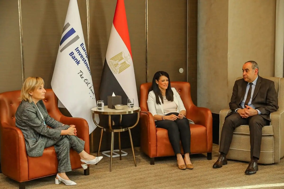 وزيرا التعاون الدولي والطيران المدني يبحثان سبل تعزيز التعاون مع نائب رئيس بنك الاستثمار الأوروبي