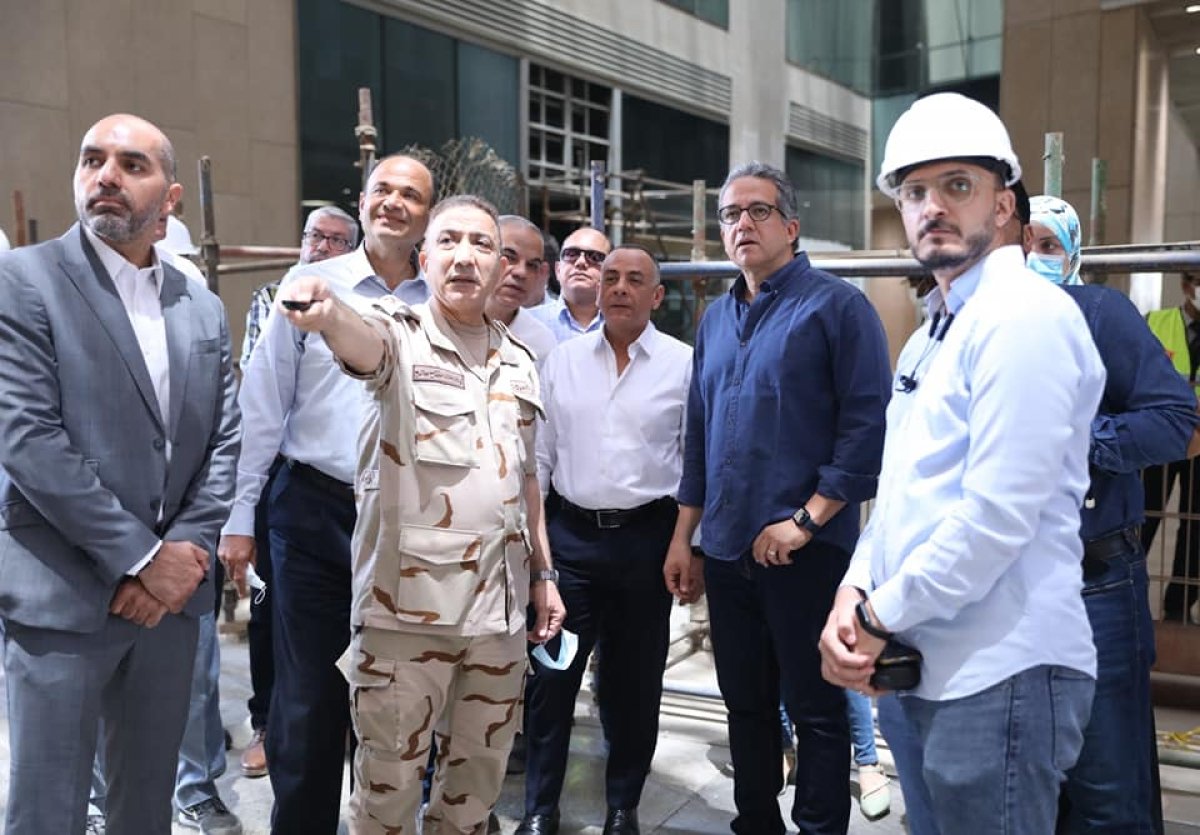 خالد العناني يتفقد قاعات العرض الرئيسية ومتحف مراكب خوفو بالمتحف المصري الكبير