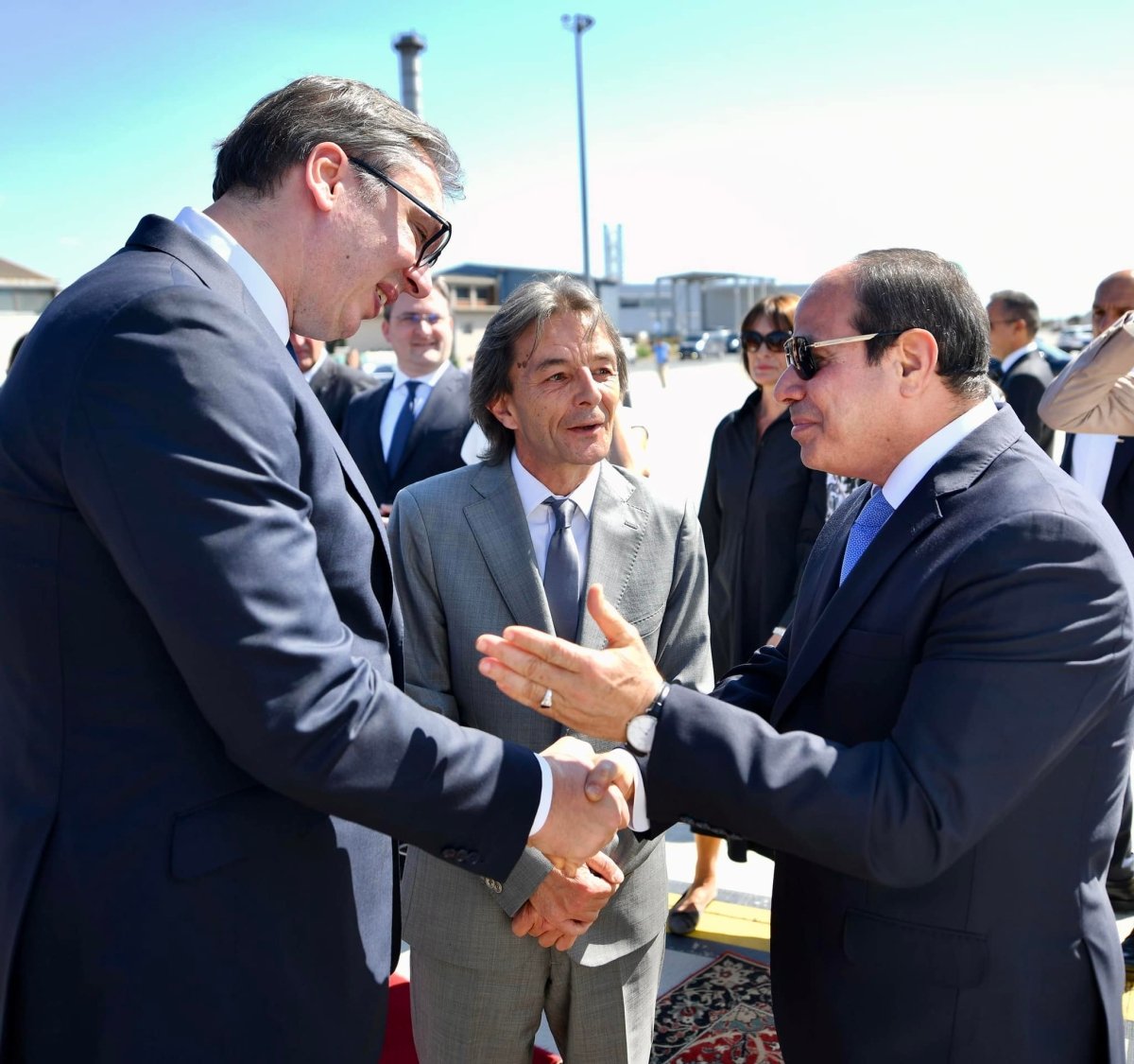 عاجل: الرئيس الصربي يستقبل الرئيس السيسي بمطار العاصمة بلجراد