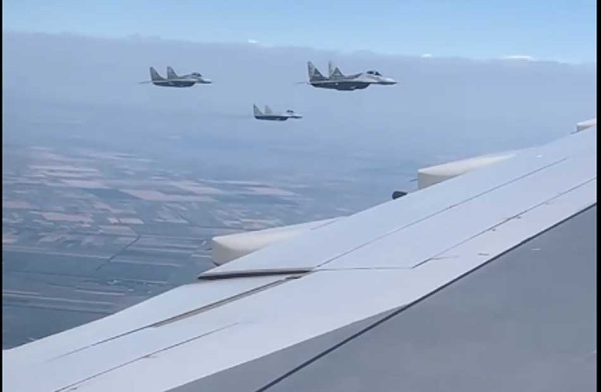 المقاتلات الصربية ترافق شرفيا طائرة الرئيس السيسي