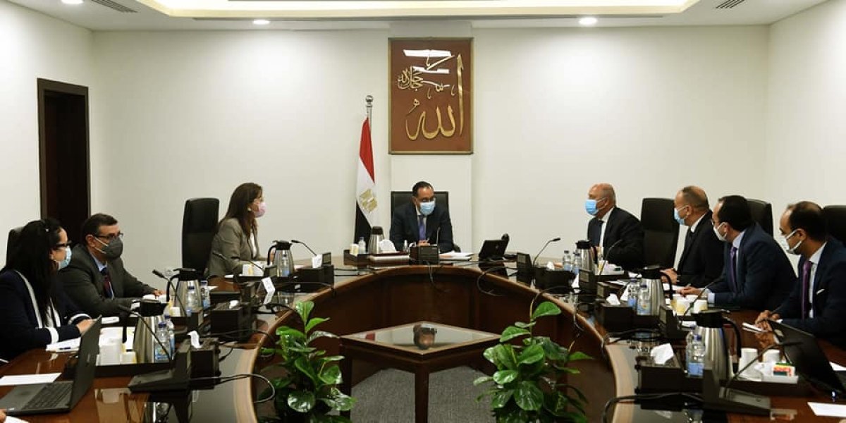 وزير النقل يستعرض موقف عدد من المشروعات أمام رئيس الوزراء