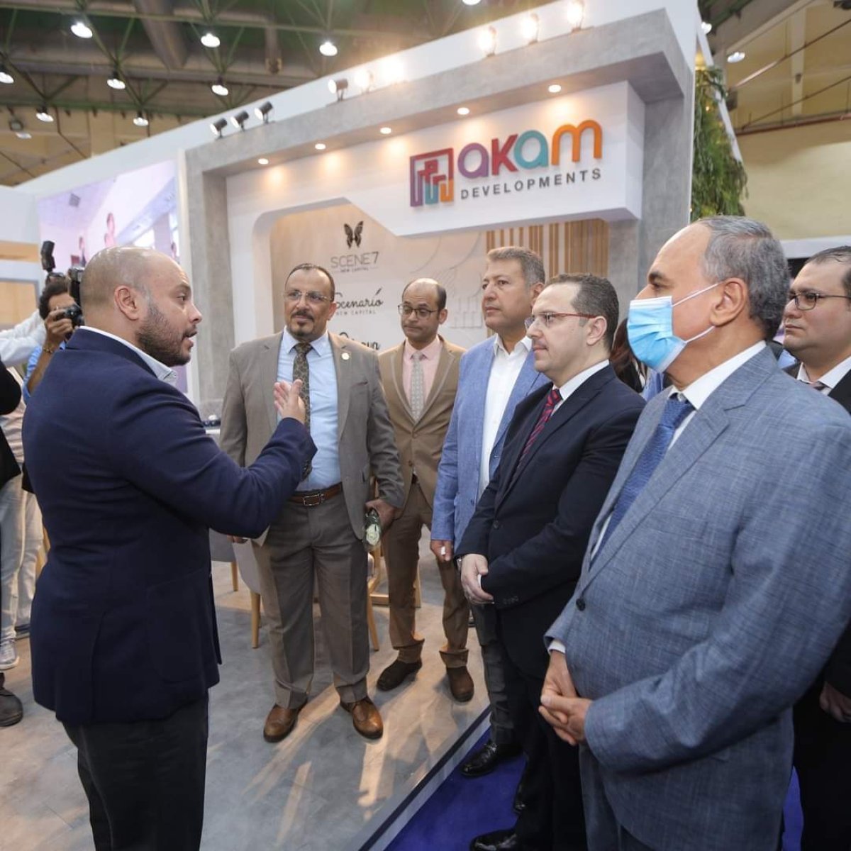 نائب وزير الإسكان وقيادات مؤسسة الأهرام يشيدون بجناح شركة " اكام " بمعرض " عقارى " 