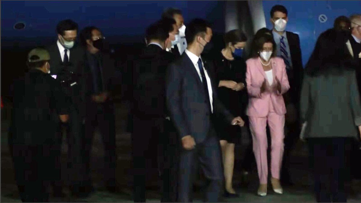 رغم التحذيرات.. عاجل: هبوط طائرة نانسي بيلوسي في مطار تايبيه بتايوان