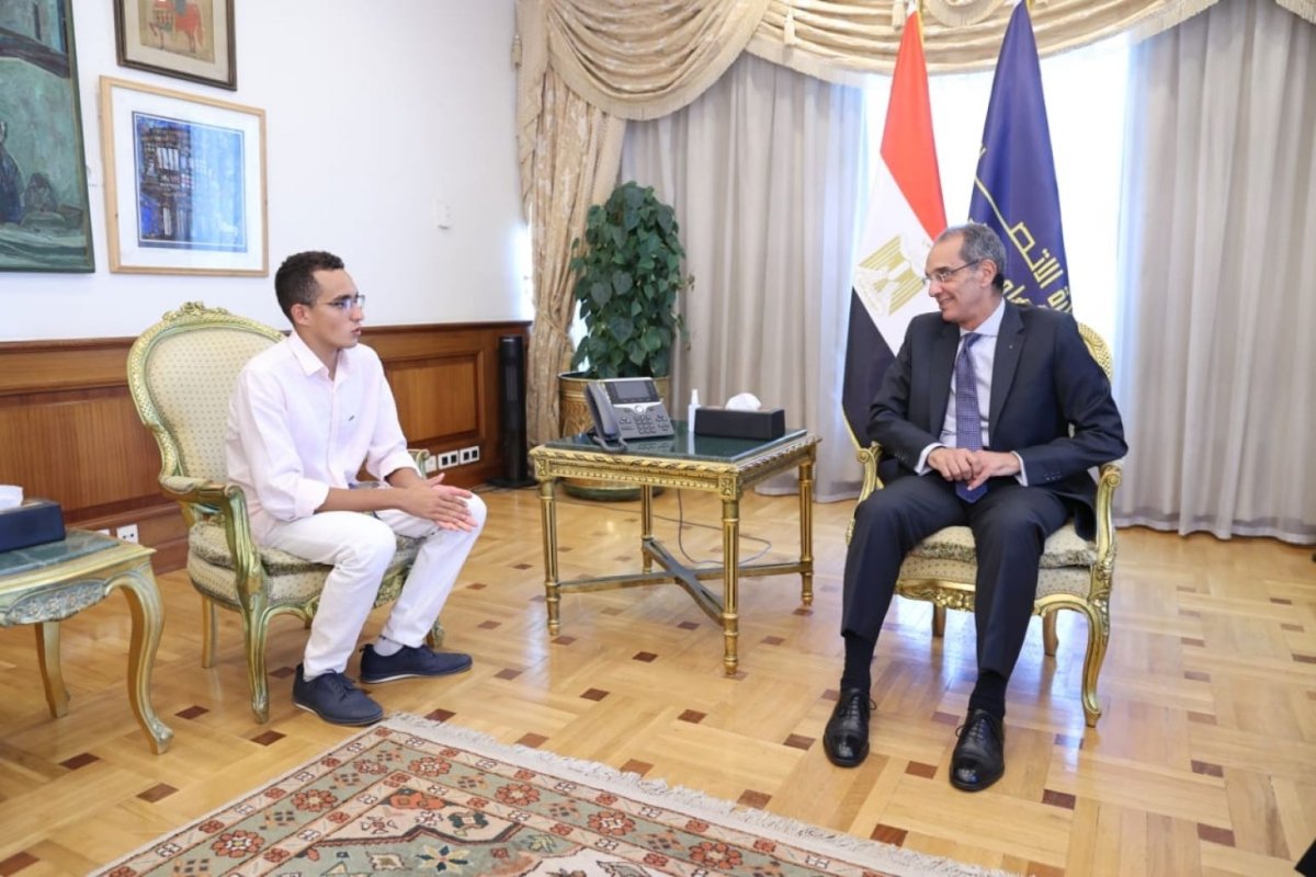 وزير الاتصالات يكرم الطالب محمد الجندى بجامعة مصر للمعلوماتية لفوزه بفضية العالم للخماسى