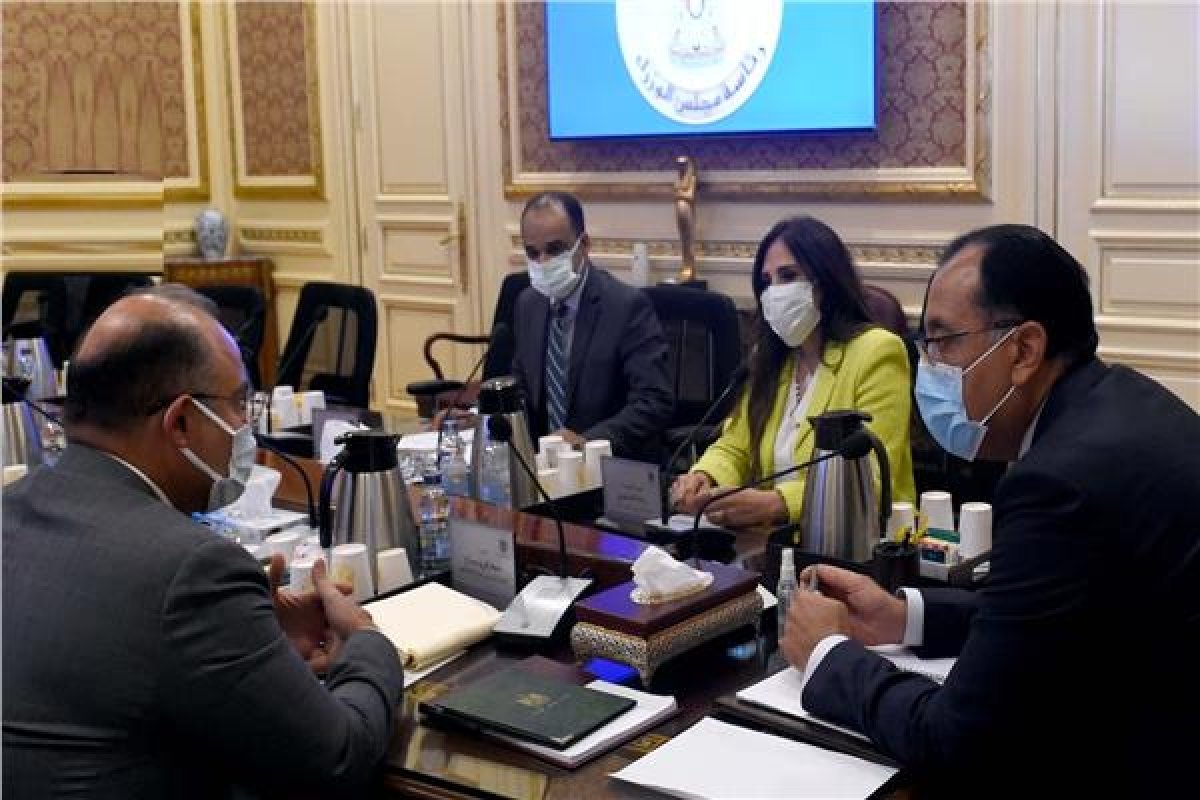 مدبولي يستعرض خطط تطوير الرقابة المالية مع القائم بأعمال رئيس الهيئة