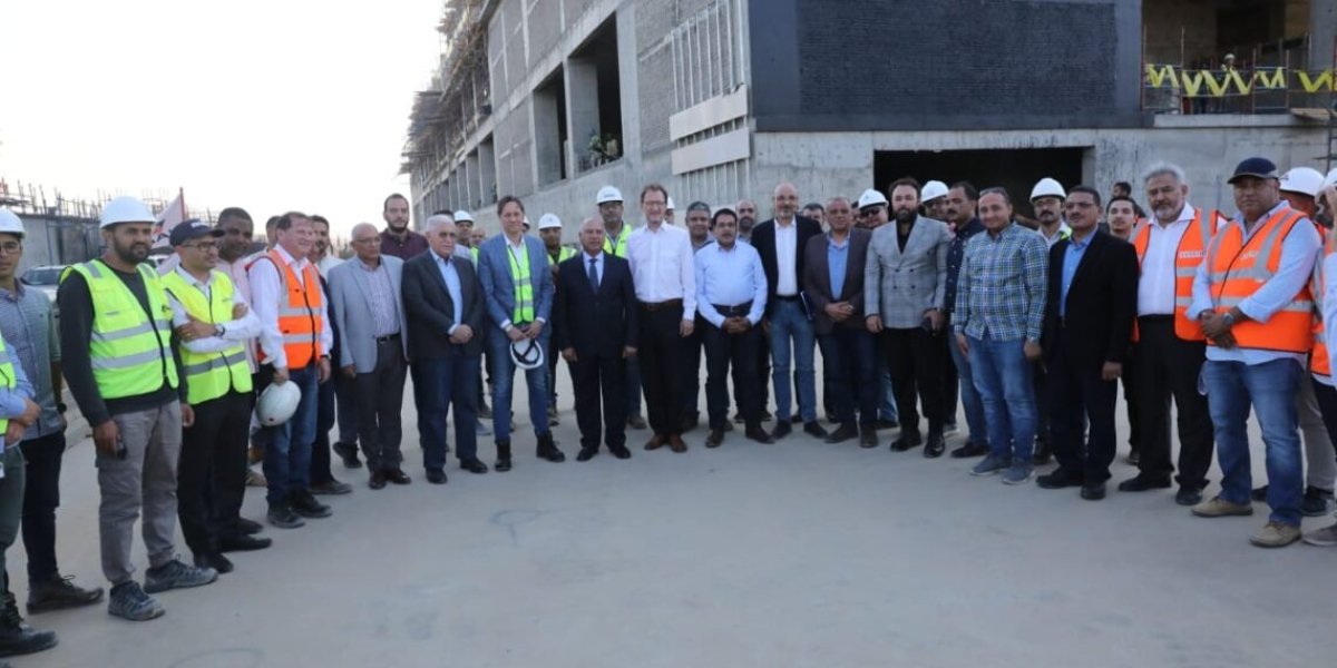 وزير النقل و رئيس «سيمنز موبيليتي» يتفقدان محطة القطار الكهربائي بالعاصمة الإدارية