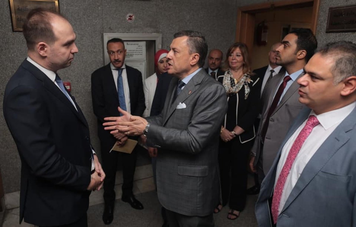 وزير السياحة والآثار يقوم بجولة داخل الوزارة للتعرف على العاملين بالقطاعات المختلفة بها