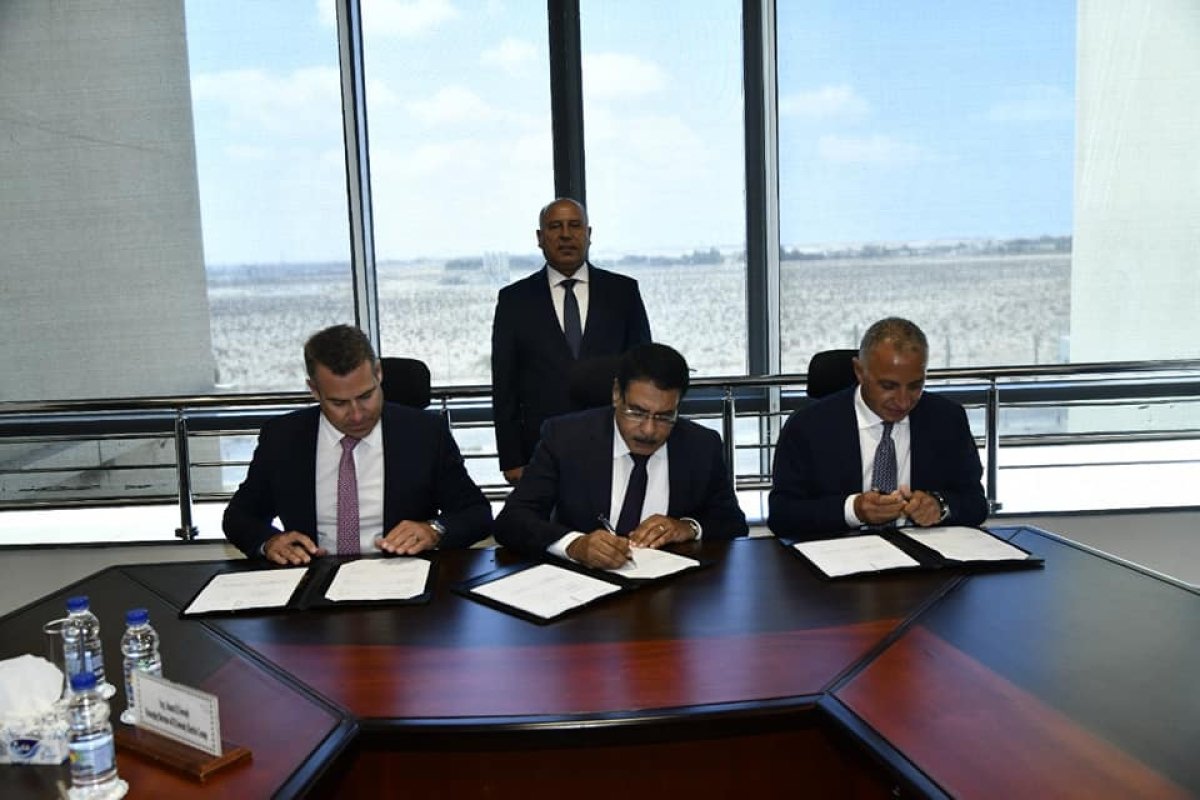 وزير النقل يشهد توقيع وثيقة الشروط الأساسية الخاصة بإدارة وتشغيل الخطوط الثلاثة لشبكة  القطار الكهربائي السريع