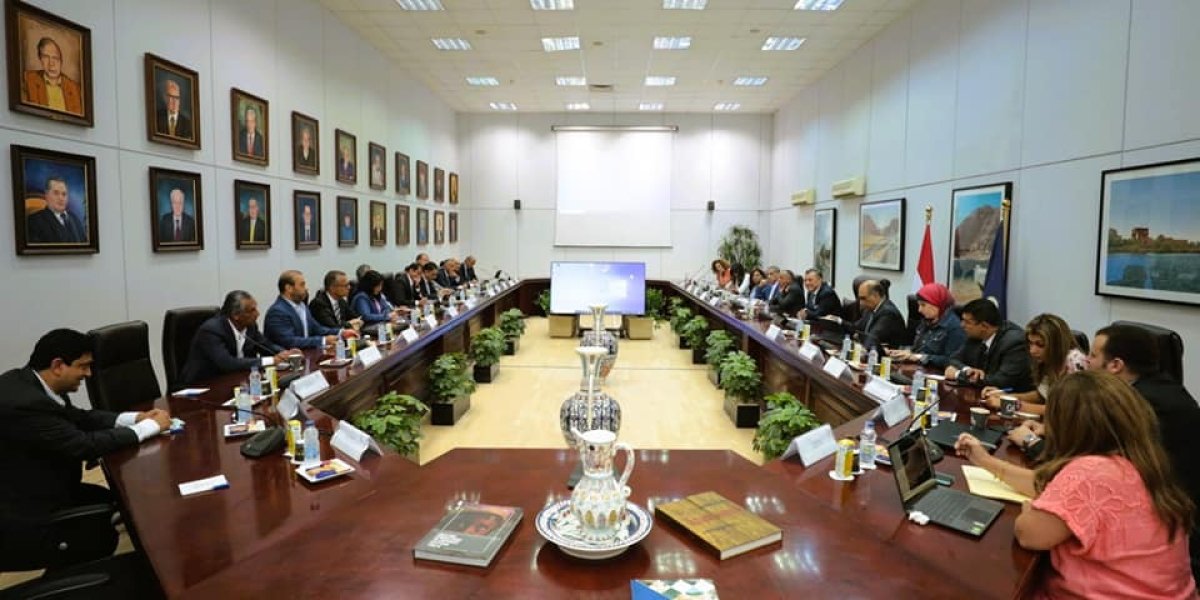 وزير السياحة والآثار يعقد اجتماعاً موسعاً مع عدد من المستثمرين السياحيين