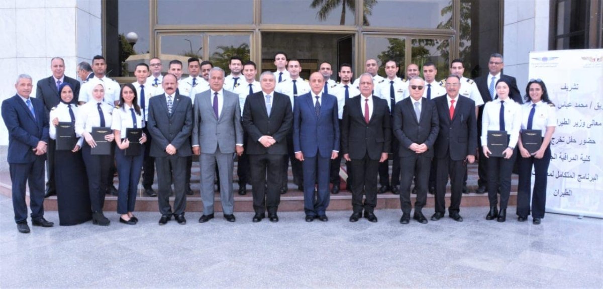 الفريق محمد عباس وزير الطيران يشهد حفل تخريج دفعة جديدة من كلية المراقبة الجوية 