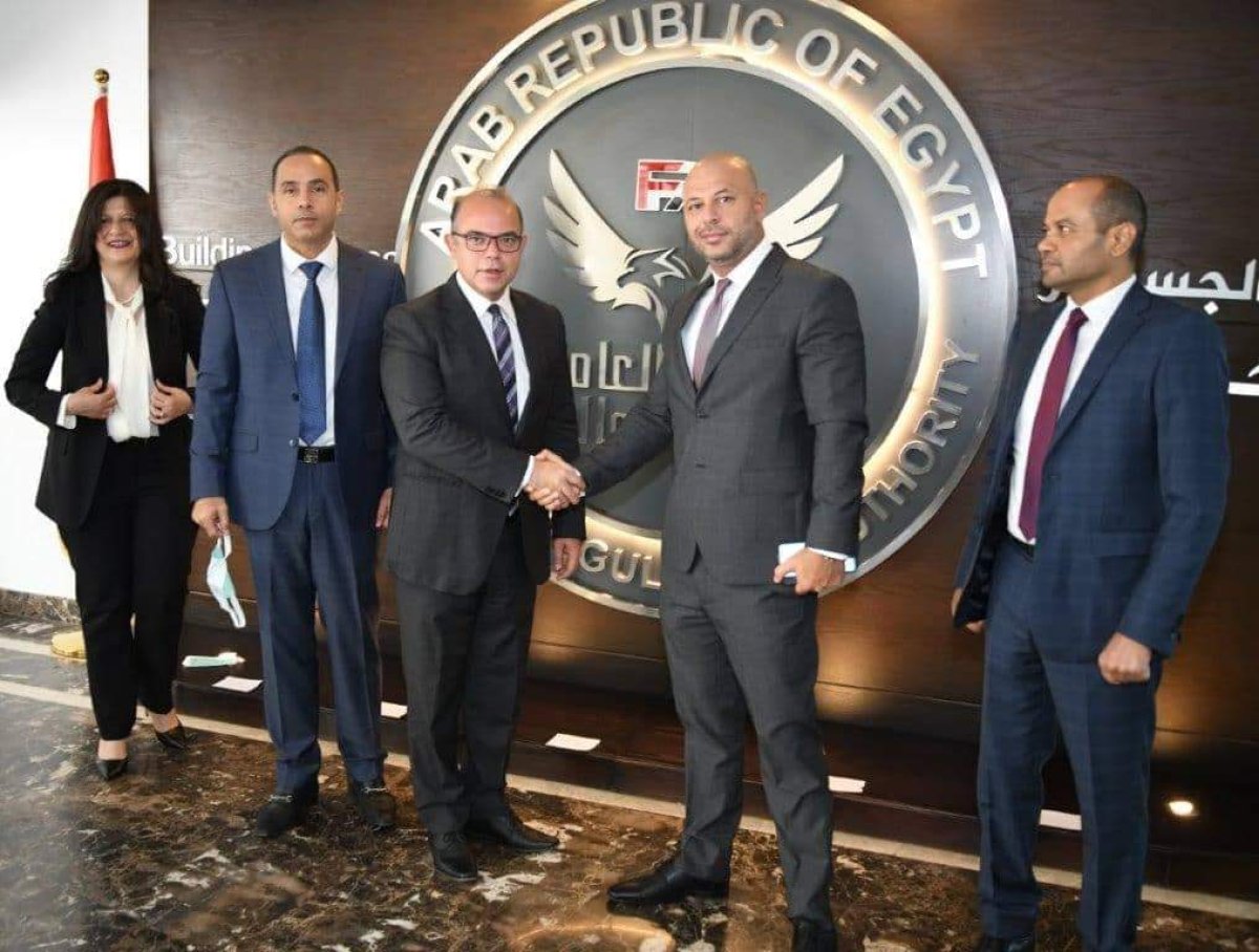 رئيس هيئة الرقابة المالية يلتقي رئيس البورصة ونائبه