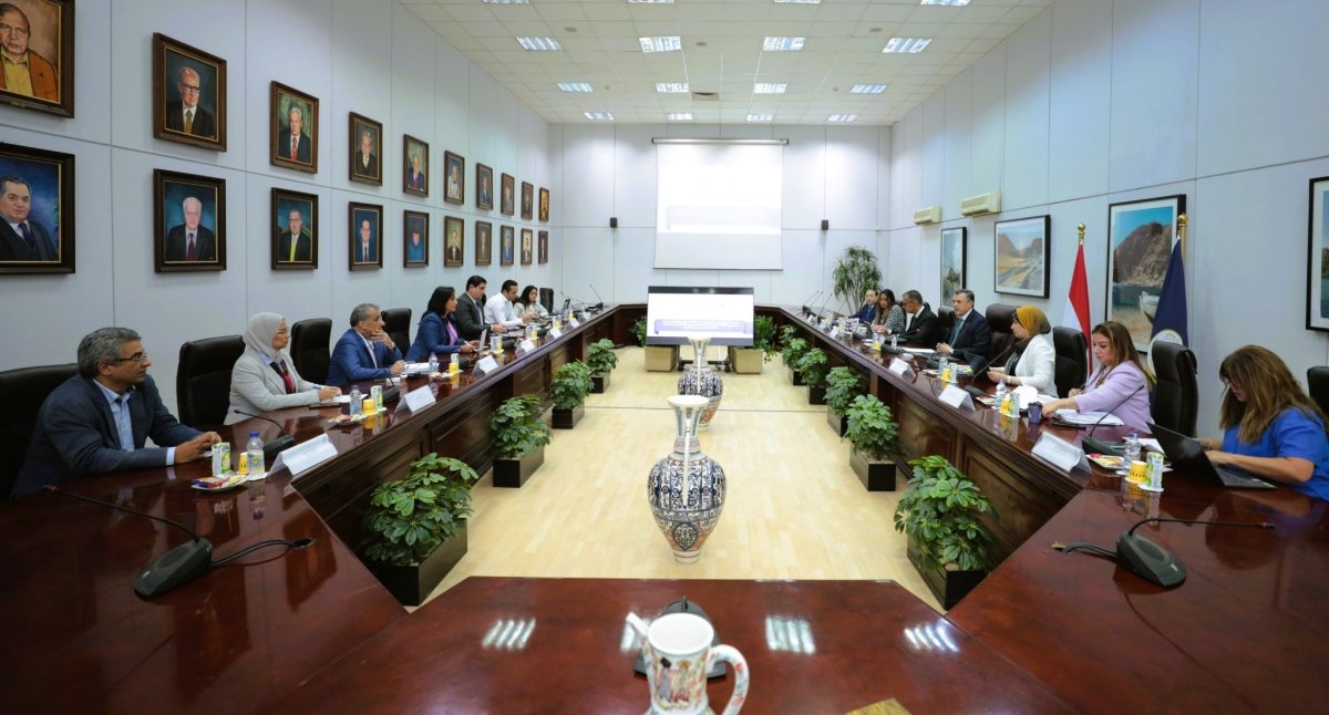 اجتماع وزير السياحة والآثار لمتابعة الاستعدادات السياحية لاستضافة مصر لمؤتمر "COP 27"