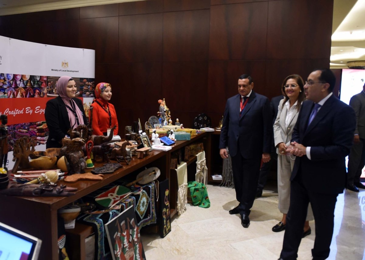 رئيس الوزراء يتفقد معرض "أيادي مصرية" تحت عنوان "بكل فخر صنع فى مصر"