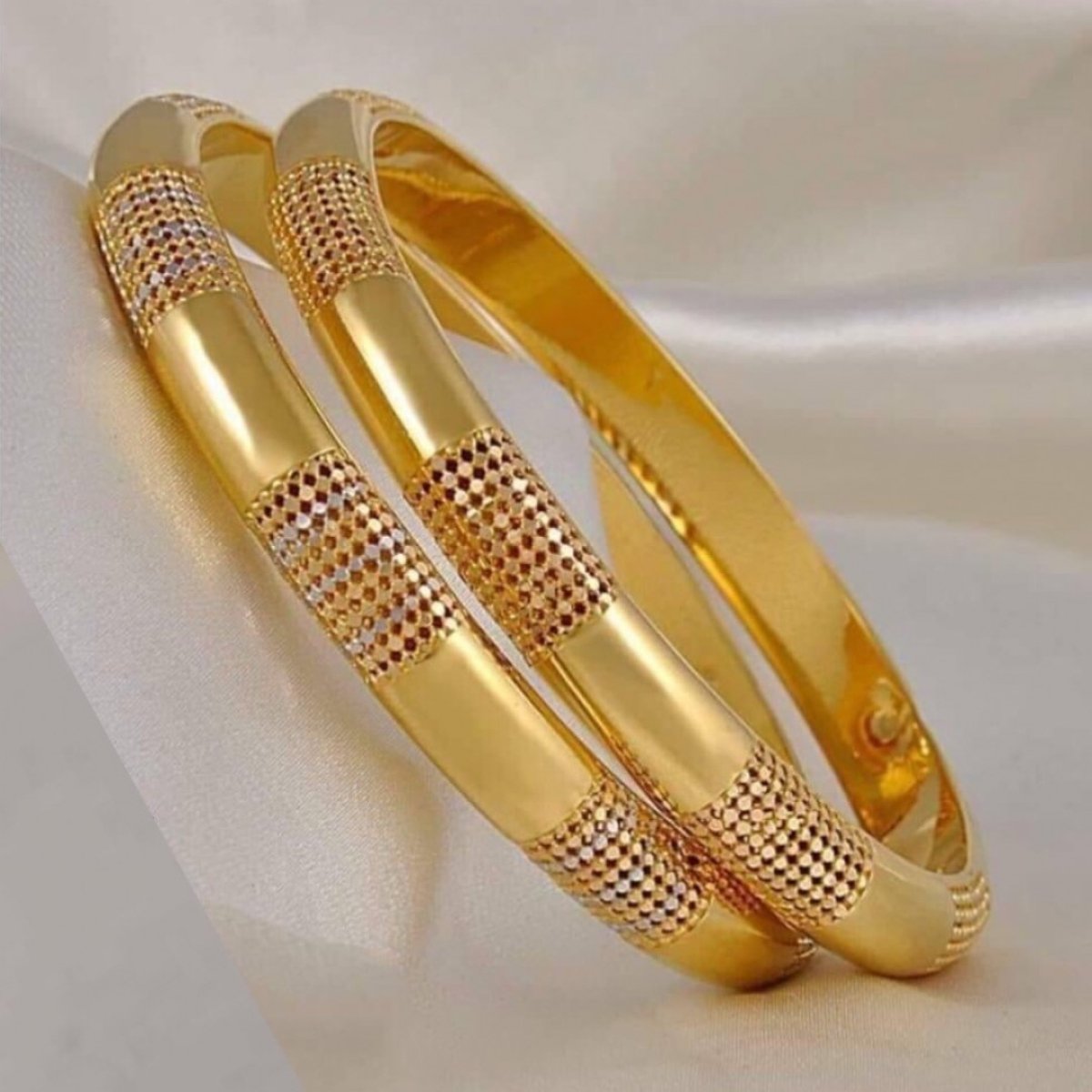 «أي صاغة»: السوق السوداء للدولار تدفع الذهب للصعود وعيار 21 يسجل 1105 جنيهات