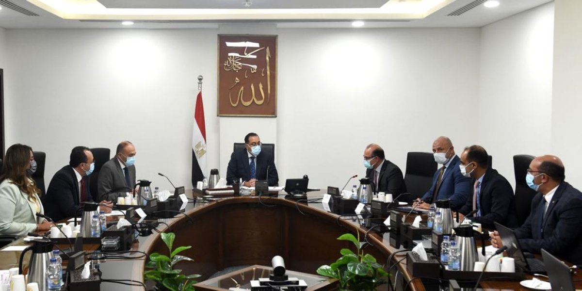 رئيس الوزراء يتابع مع رئيسي الرقابة المالية والبورصة تطورات سوق الأوراق المالية والخدمات المالية غير المصرفية