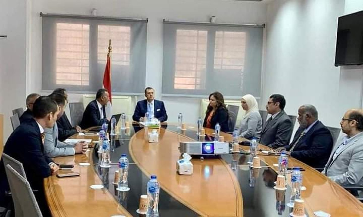 وزير السياحة والآثار يعقد اجتماعا مع الرئيس التنفيذي لهيئة المتحف القومي للحضارة المصرية وقياداته