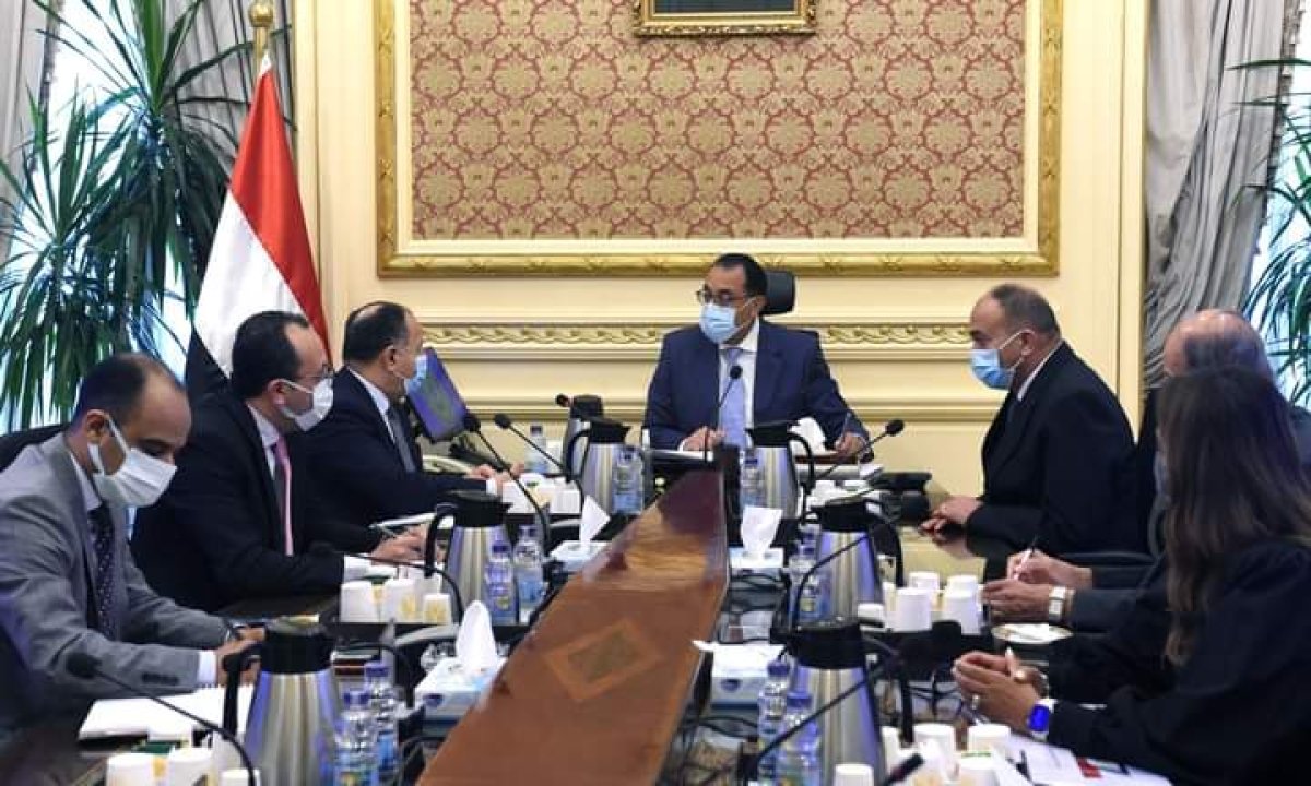 رئيس الوزراء يستعرض مع وزير المالية إجراءات توفير التمويل اللازم للسلع الاستراتيجية وبرامج الحماية الاجتماعية