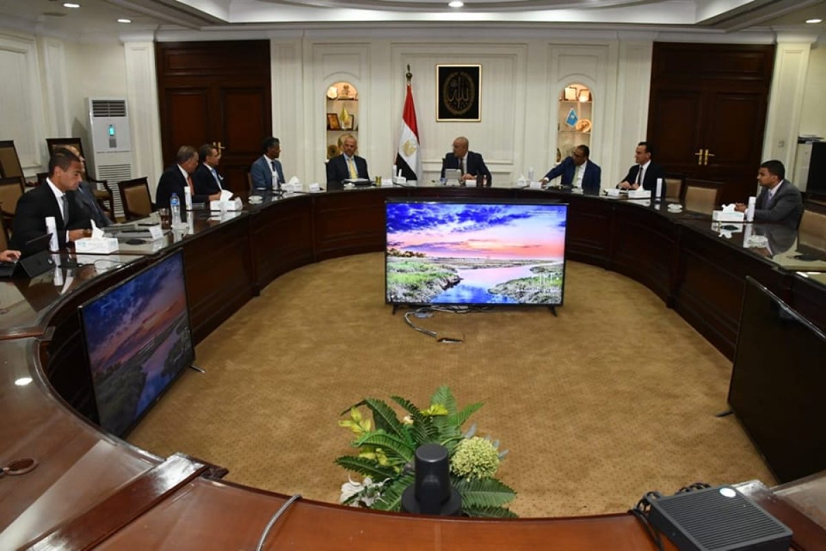 وزير الإسكان يلتقى ممثلى مجموعة فنادق ماريوت الدولية لعرض الفرص الاستثمارية المتاحة 