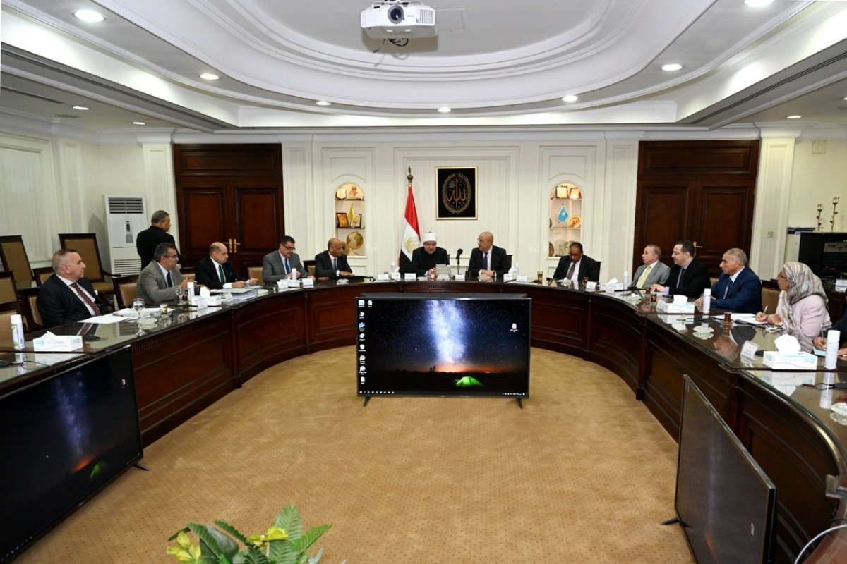 وزيرا الإسكان والأوقاف يناقشان عددًا من الملفات المشتركة