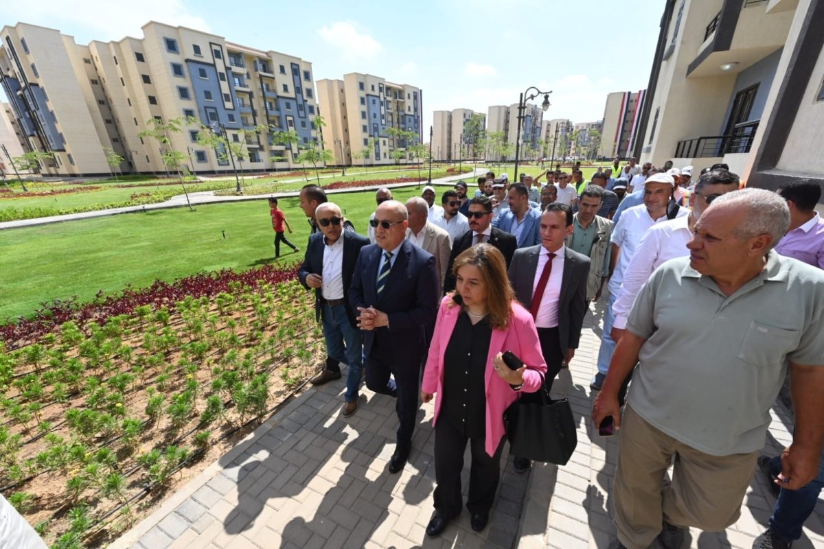 وزير الإسكان يتجول بمواقع وحدات المبادرة الرئاسية "سكن لكل المصريين" لمنخفضى الدخل بمدينة حدائق العاصمة